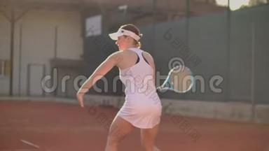 网球比赛在阳光明媚的日子在网球场年轻的运动女子打职业网球。 职业网球运动员