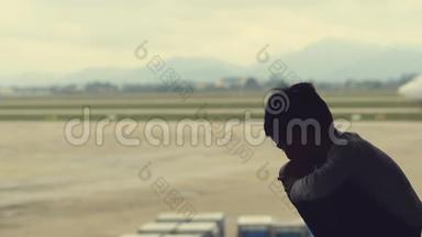 机场。 一个小男孩和一个小女孩<strong>看着窗外</strong>的机场，他们<strong>看着</strong>飞机