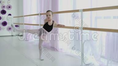 在舞蹈室练习芭蕾的小女孩