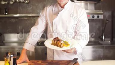 <strong>厨师</strong>肖像，<strong>厨师</strong>拿着沙拉的盘子，准备好的膳食表演，看着镜头，微笑的<strong>厨师</strong>`他的形式。