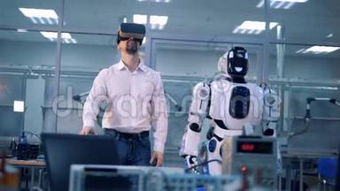 男工和机器人用手臂做动作。 虚拟现实游戏。