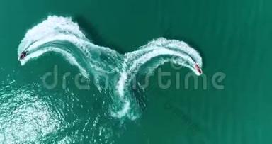 空中：两辆水上自行车<strong>喷气</strong>式<strong>滑雪</strong>板在海上的水面上画出一个心形。