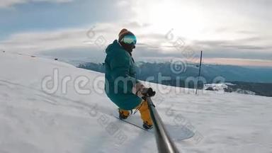 阳光明媚的冬日，年轻的旋转滑雪者的明亮极端照片