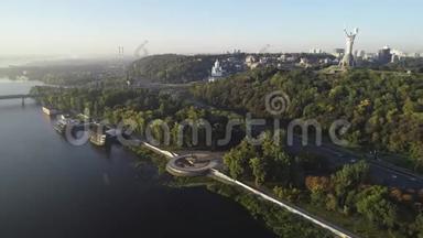基辅<strong>的祖国</strong>母亲纪念碑和纳沃德尼茨基公园<strong>的</strong>鸟瞰图