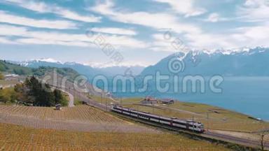 瑞士火车沿着位于日内瓦湖附近山坡上的一条风景优美的铁路与阿尔卑斯山相对行驶。 瑞士