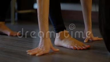 女子舞蹈演员的姿势是赤脚站立，身体弯曲到<strong>地板</strong>，双手侧倾，近距离观看慢<strong>动作</strong>