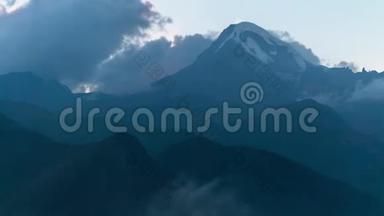 神秘的高山景观。 喀斯贝吉山白雪皑皑的峰峦叠嶂，浓雾低卷云际