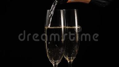 好香槟酒。 两杯黑背景香槟。 配有起泡葡萄酒的长笛。 手推金香槟