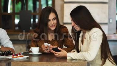 两个女孩坐在<strong>咖啡</strong>馆里看着电话，讨论着她们看到了什么。一个人走过来，<strong>展示</strong>了一张有趣的照片