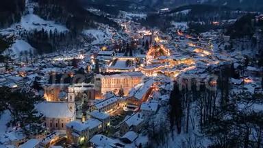 巴伐利亚州伯希特斯加登冬季夜间高空超垂。