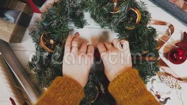 工艺背景上的顶级圣诞花环，漂亮的家庭手饰圣诞花环，动感镜头