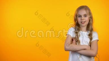 橙色背景下的漂亮女孩双手交叉胸前，广告模板