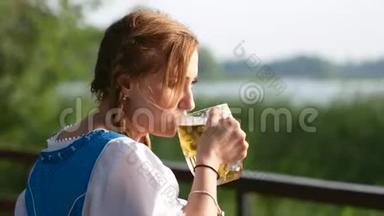 巴伐利亚女孩<strong>喝杯啤酒</strong>后景