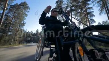 一个准肢体的人正坐着一个训练用的轮椅移动，于是就锻炼了身体