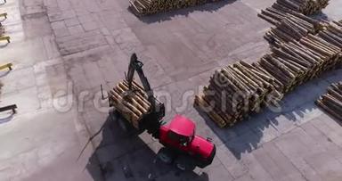 木工工厂院子里的工作设备，锯木厂的重型机械