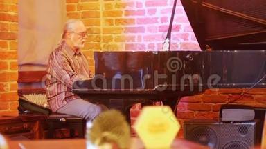 灰发男子，头上有尾巴，戴着眼镜在爵士酒吧弹钢琴