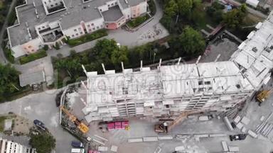 在施工过程中从无人机到建筑旁边的施工现场。