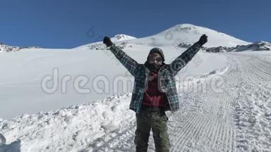 一个14岁的少年，站在埃尔布鲁斯山上，对这次胜利感到非常高兴。 埃尔布鲁斯是