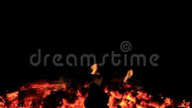 家庭风格的录像。 没有声音。 20秒的余烬从篝火中搅拌，燃烧成小火焰。