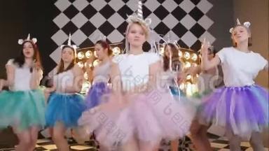 快乐疯狂假日集团肖像，一个年轻的舞蹈女孩穿着仙女独角兽服装和彩色芭蕾舞裙的母鸡