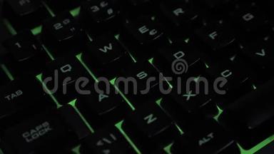 游戏玩家键盘特写按钮在暗室酷R GB轻游戏电子竞技4K质量