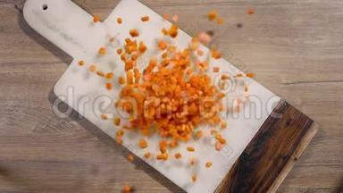 切下来的胡萝卜慢动作落到桌子上的岩石板上，掉下来的蔬菜，慢动作的食物，桌子