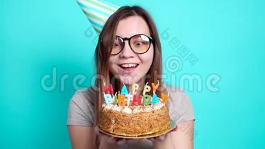 庆祝和乐趣的概念。 一个年轻活泼有趣的女孩带着生日蛋糕
