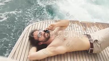 人在阳光下放松，躺在海上的船上。 在岛上的游艇上进行豪华度假。