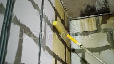 <strong>工人</strong>在施工现场搅拌黄色底漆到刷墙。 公寓或房屋的翻新和<strong>维修</strong>