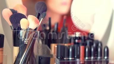 化妆刷设置在包装上的化妆台上进行化妆。 化妆品组合