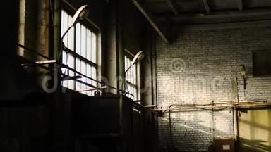 工业企业旧废弃仓库.. 库存录像。 旧仓库废弃的小房间乱七八糟