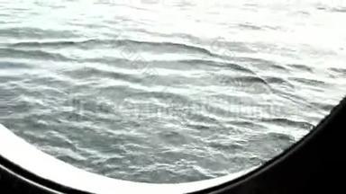 清晨，在游轮上，通过一个大圆舷窗可以看到<strong>船</strong>的俯仰和波浪