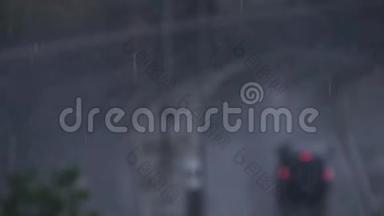 在雨天与<strong>街道车辆</strong>交通一起拍摄雨滴