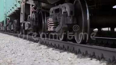 铁路轨道上的旧<strong>火车</strong>车轮<strong>经过</strong>照相机. 近距离射击