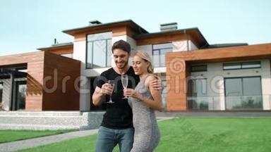 成功的男人和女人在豪宅外喝香槟。