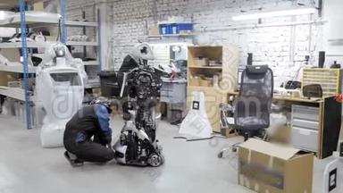 生产机器人的工厂。 工程师检查机器人。 在实验室里创造一个新的机器人。 修理机器人