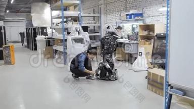 生产机器人的工厂。 工程师检查机器人。 在实验室里创造一个新的机器人。 修理机器人
