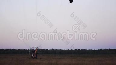 马达滑翔伞降落后将降落伞放下，日落后完全停在野外