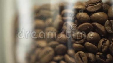 咖啡屋或咖啡屋里的架子上或桌子上摆满了新鲜<strong>棕色</strong>咖啡豆的<strong>玻璃瓶</strong>