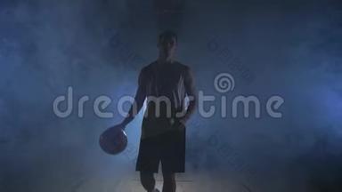 男篮运动员在烟雾中缓慢地移动着镜头，在球拍地面上敲球