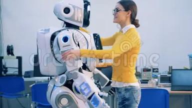 年轻的女人来到一个像人类一样的<strong>机器人</strong>面前，他们拥抱着<strong>说话</strong>