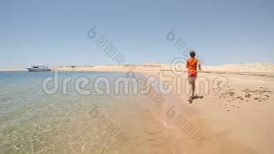 穿着泳装的女孩在沙漠中的海边奔跑