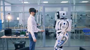 一个戴着虚拟眼镜的男人和一个机器人正在给对方击掌