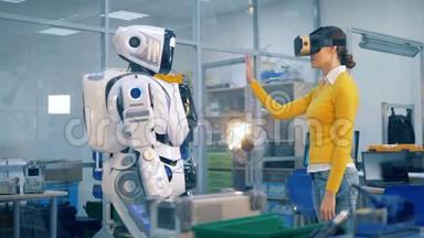 机器人类人正在对一个戴着虚拟现实眼镜的女士进行一次击掌