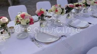 为户外<strong>高级餐厅</strong>提供华丽的婚礼餐桌