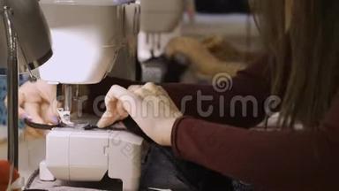 女裁缝为缝纫机工作，女裁缝为缝纫机工作