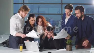 商人工作压力<strong>很大</strong>。 同事们在他脸上摇晃着文件。