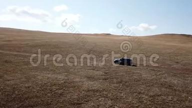 空中镜头拍摄与无人驾驶皮卡骑在西伯利亚草原。