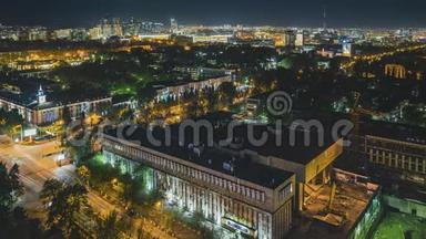 4k时间推移<strong>电影</strong>剪辑阿拉木图城市灯在黄昏，哈萨克斯坦，中亚。 有车有云的交通