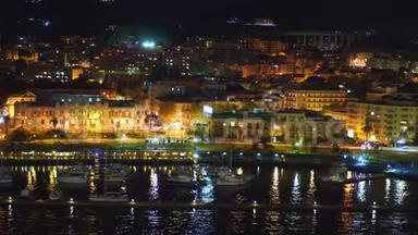 全景式的港口夜景，当地建筑有光照，山峦在美丽的梅西纳城市